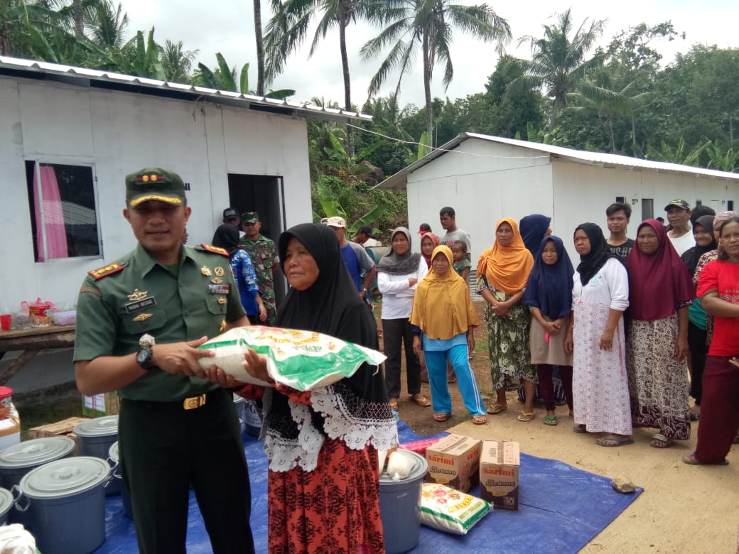 Dandim 0421/Lamsel Salurkan Bantuan