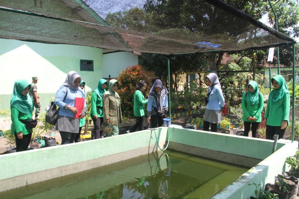 Persit Yonif 511/DY Menerima Tim Penilai Lomba Pemanfaatan Lahan Tidur Dan Kebersihan Dari Kodam V/Brw