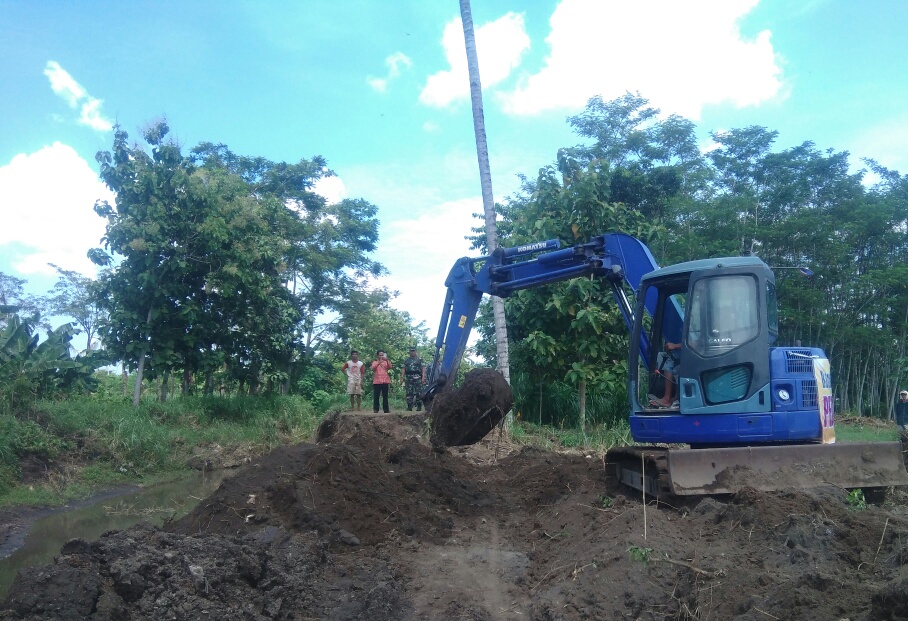 Tanggul Rusak Akibat Di Guyur Hujan, Danramil 0807/06 Rejotangan Langsung Turun Tangan