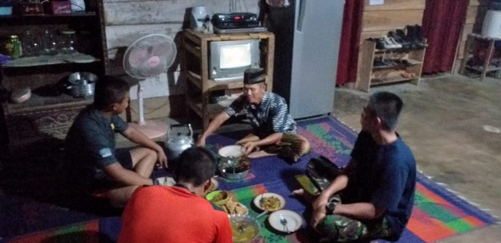Keluarga Asuh TMMD Bukti Manunggal Rakyat Bersama TNI