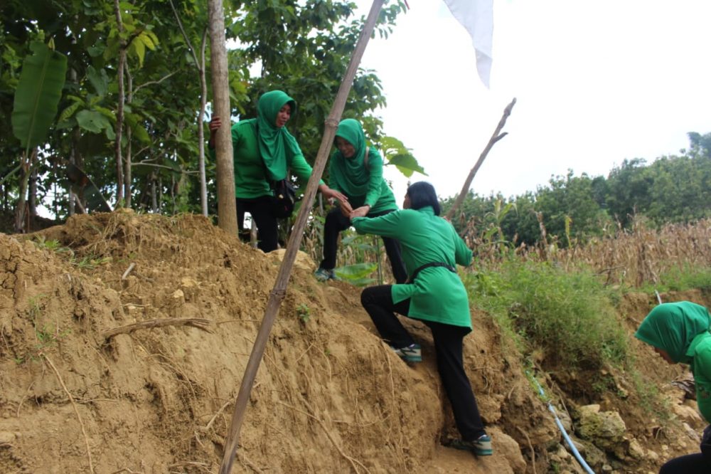 Ibu-Ibu Persit Kodim Blora Rasakan Ekstrimnya Desa Sasaran TMMD