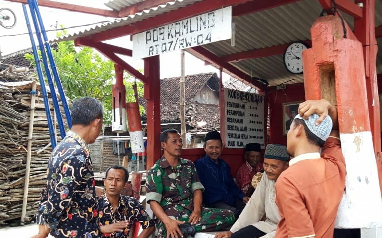 Babinsa Bajulan Menghimbau Warga Guna Mengaktifkan Kembali Siskamling