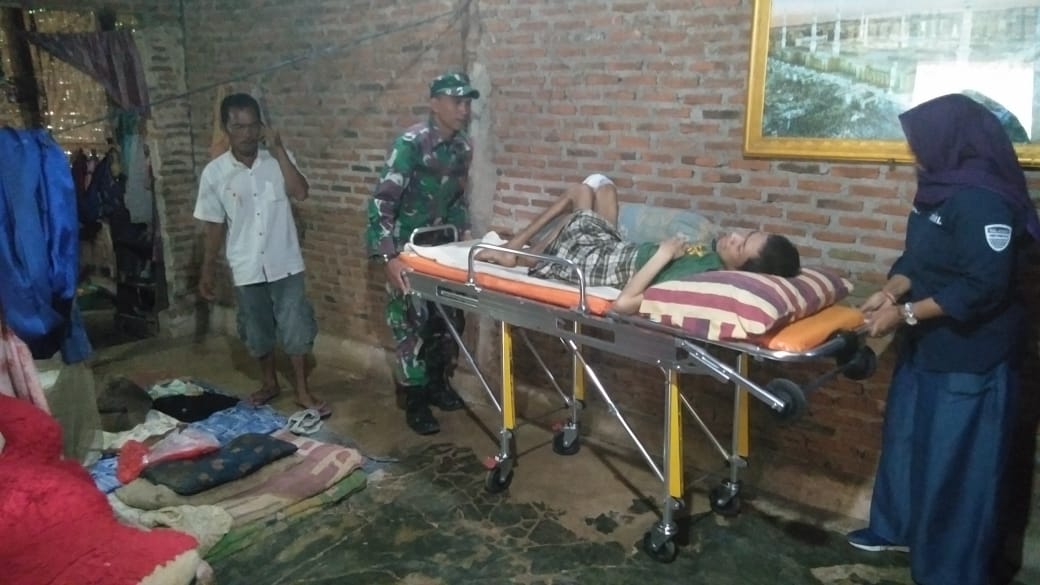 Anggota Koramil 421-10/Ktb Bantu Warga Yang Di Rujuk Ke RS
