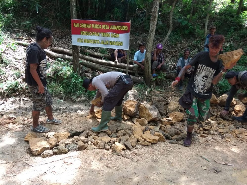 Antusiasnya Anak-Anak Punk Menata Batu di “Jalan TMMD”