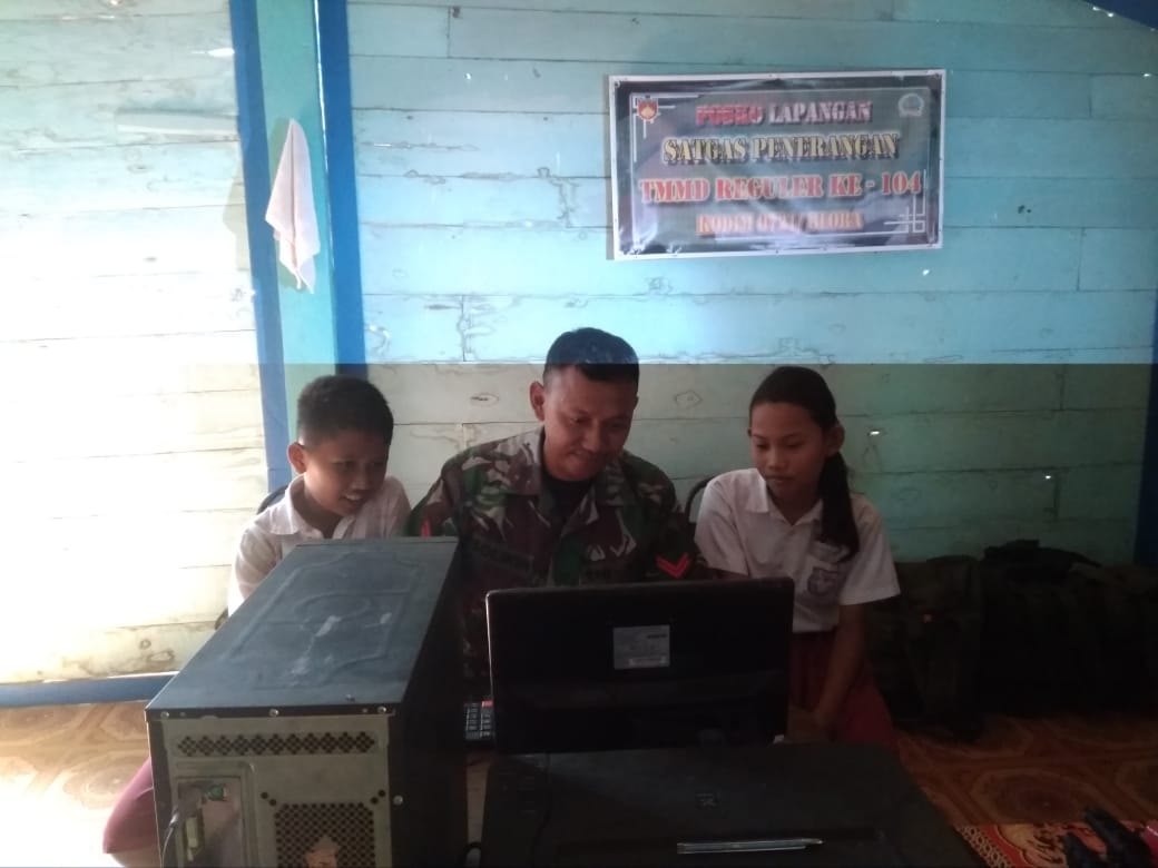Sambil Bikin Laporan TMMD, Kenalkan Komputer Pada Anak-Anak SD