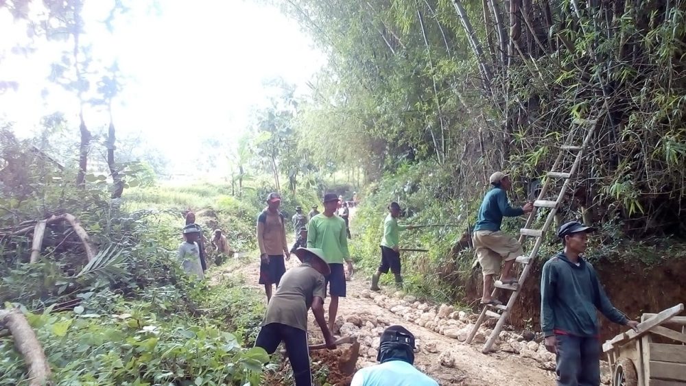  Santgas Dan Warga Kepras Ranting Bambu, Agar Jalan Tampak Rapi