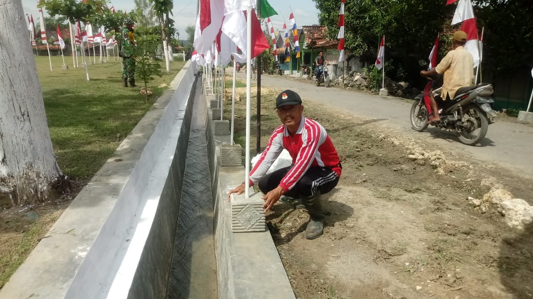 Kades Yang Bangga Desnya Untuk Upacara Penutupan TMMD