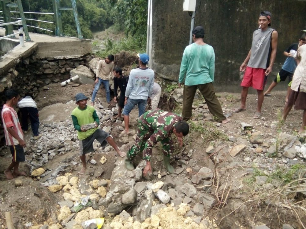 Babinsa Kodim Madiun Bergotong Royong Dengan Warga Perbaiki Jalan Desa