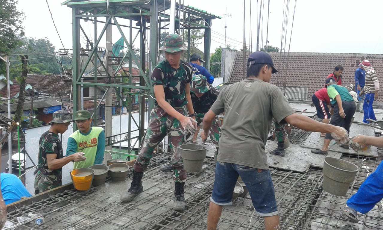 Yonif 511/DY Membantu Pengecoran Lantai Dua Masjid Darussalam Kel. Karang Tengah Kota Blitar