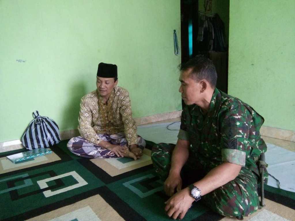 Eratkan Tali Silaturahmi, Babinsa Desa Jombok Komsos Dengan Tokoh Agama