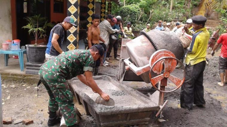 SemSangat Babinsa Karangrejo bersama Masyarakat Bangun Rabat Beton Jalan