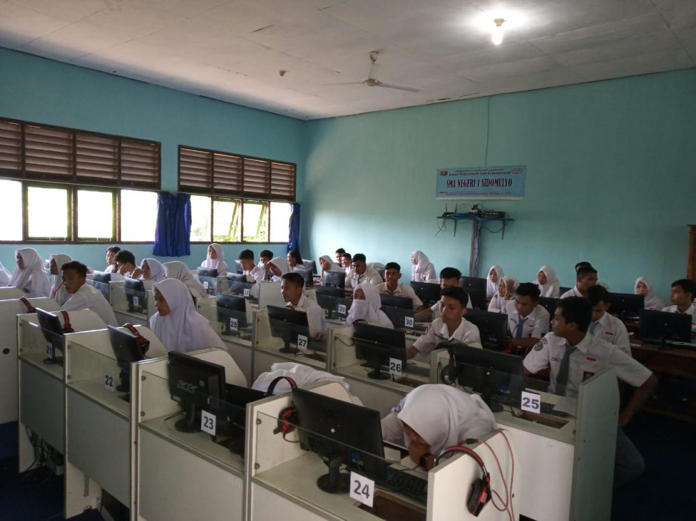 Ratusan Siswa Siswi SMA Negeri 1 Sidomulyo Ikuti UNBK