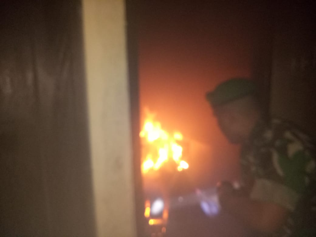 Kantor Samsat Terbakar Anggota Kodim 0421/LS Bercibaku Ikut Padamkan Api