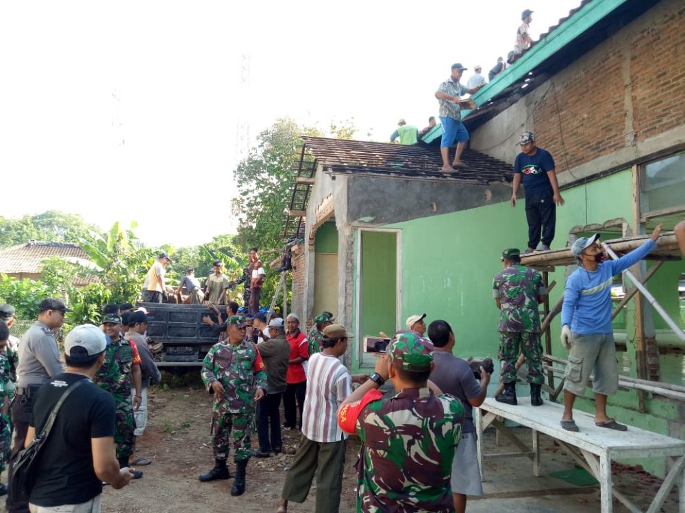 Anggota TNI Gotong Royong Pembongkaran Masjid Untuk Di Renovasi