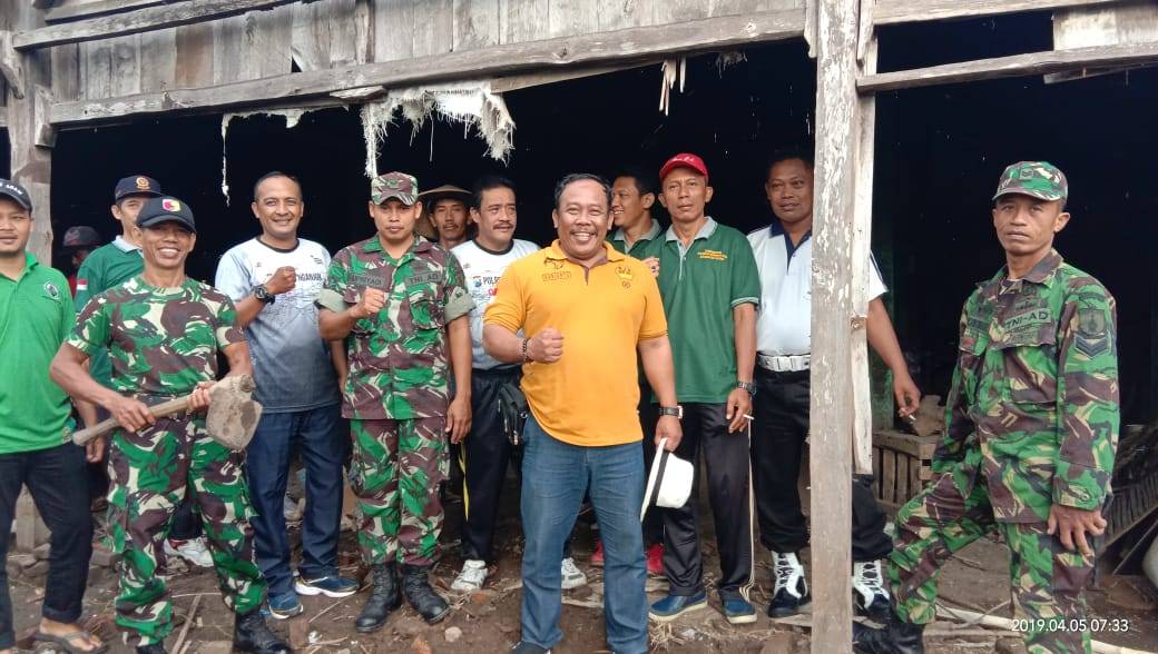 Koramil Rejoso Bekerjasama Dengan Kecamatan Rejoso Bedah Rumah Tidak Layak Huni