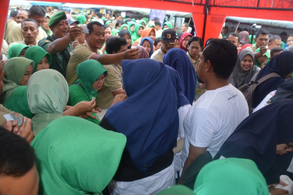 Ribuan Pengunjung Padati Pasar Murah dan Pengobatan Gratis di Makorem 081/DSJ