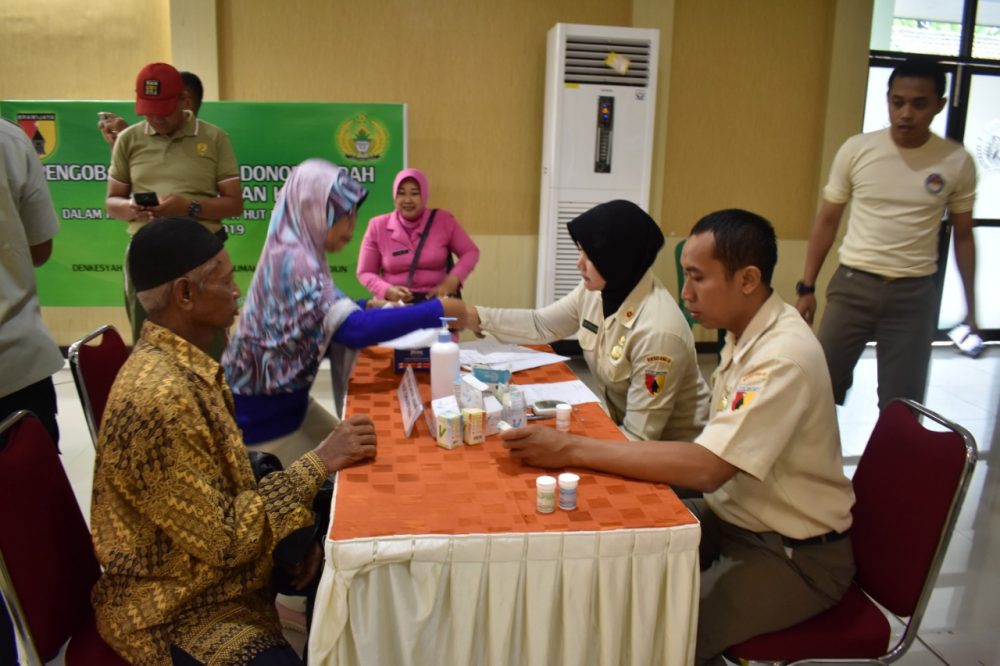 Warga Manfaatkan Layanan Pengobatan Gratis Pada Peringatan HUT Ke-73 Persit di Korem 081/DSJ