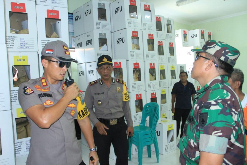 Dandim, Kapolres Madiun Bersama Pantau Dan Kawal Langsung Pendistribusian Kotak Suara