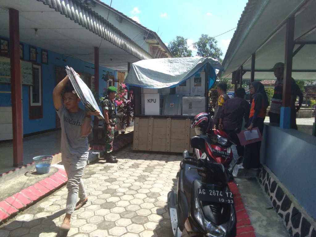 Babinsa Koramil 0806/09 Tugu, Kawal Pendistribusian Logistik Kotak Suara Pemilu 2019