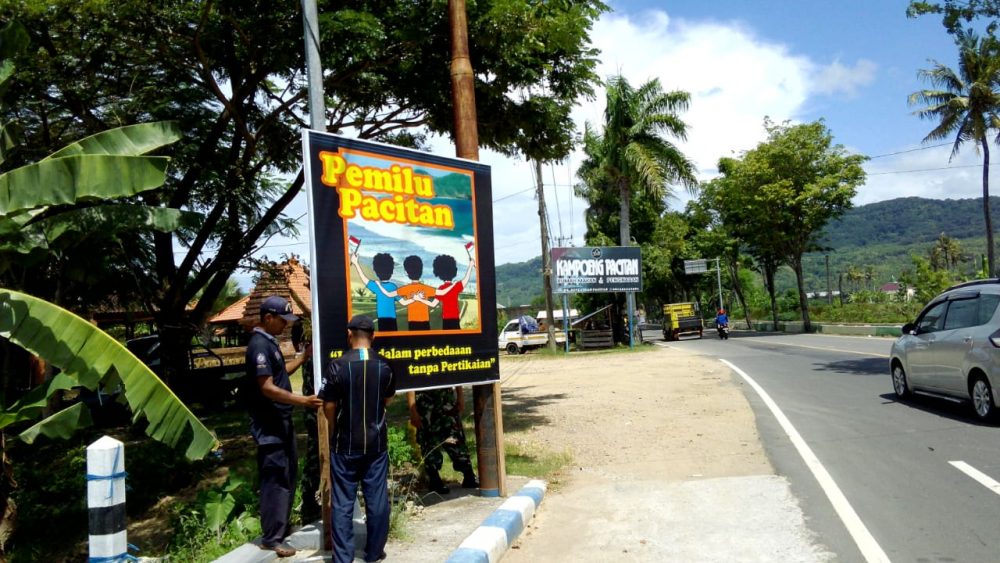 Ciptakan Suasana Adem Dihari Tenang, Kodim 0801/Pacitan Pasang Baleho Pesan Moral
