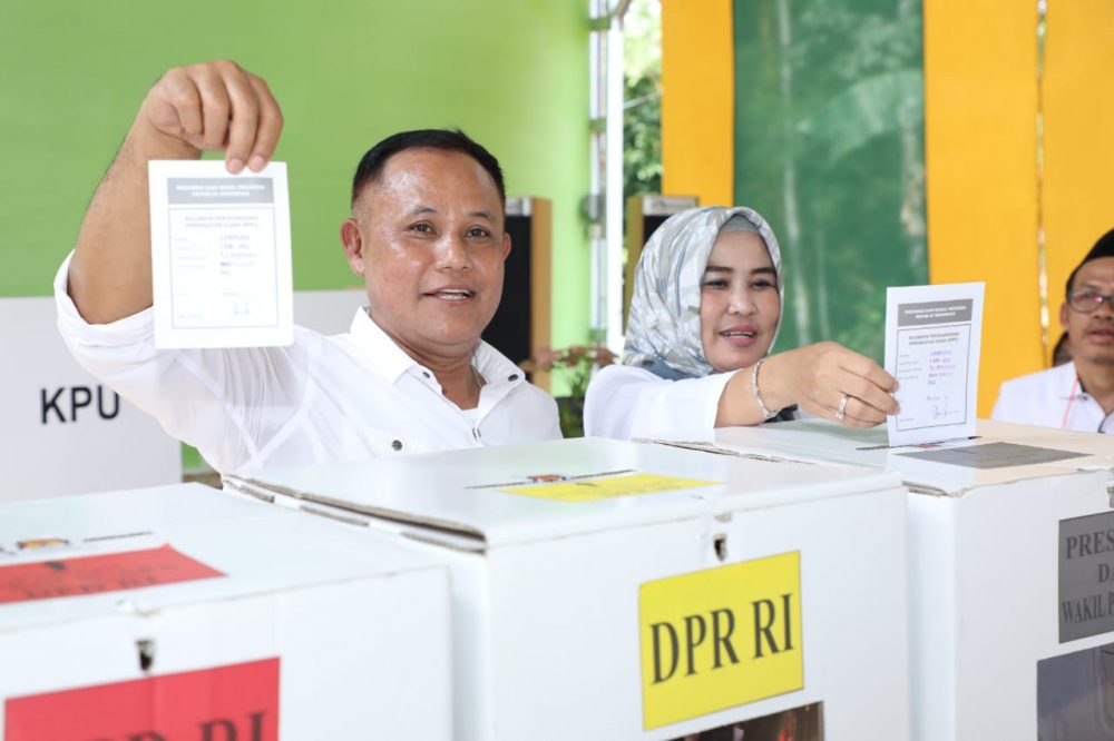 Nanang Bersama Istrinya Gunakan Hak Pilihnya Di TPS 03 Desa Way Galih