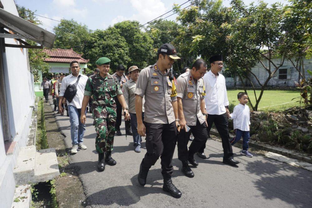 Dandim Ngawi Bersama Kasrem 081/Dsj Dampingi Wakapolda Cek Langsung TPS Di Wilayah Ngawi