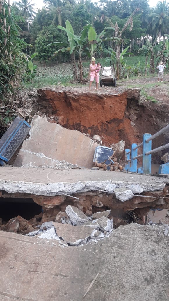 Jembatan Didesa Sukabanjar Kecamatan Sidomulyo Ambrol