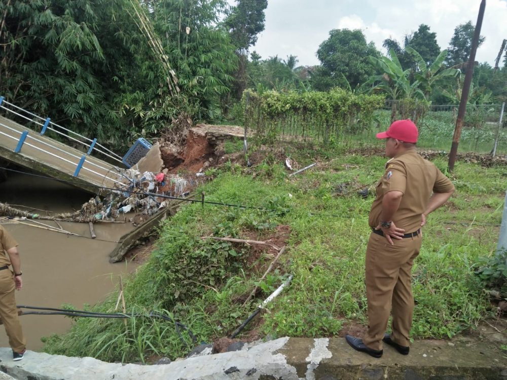 Nanang Cek Lokasi Jembatan Didesa Sukabanjar Yang Ambrol