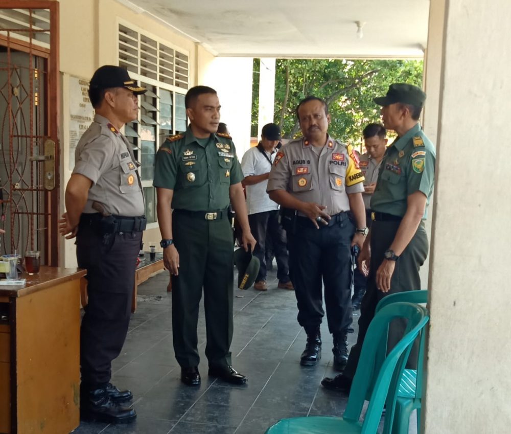 TNI Dan Polri Pantau Pelaksanaan Pleno Di PPK Gedong Tataan Pesawaran