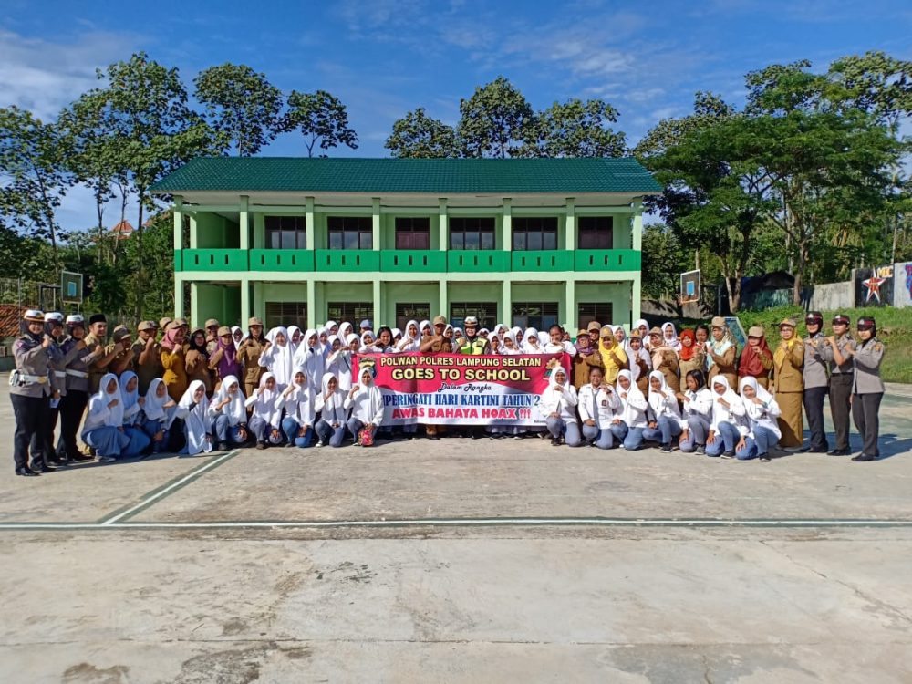 Polwan Goes To School Polres Lamsel Ingatkan Bahayanya Penyebaran Berita Hoax