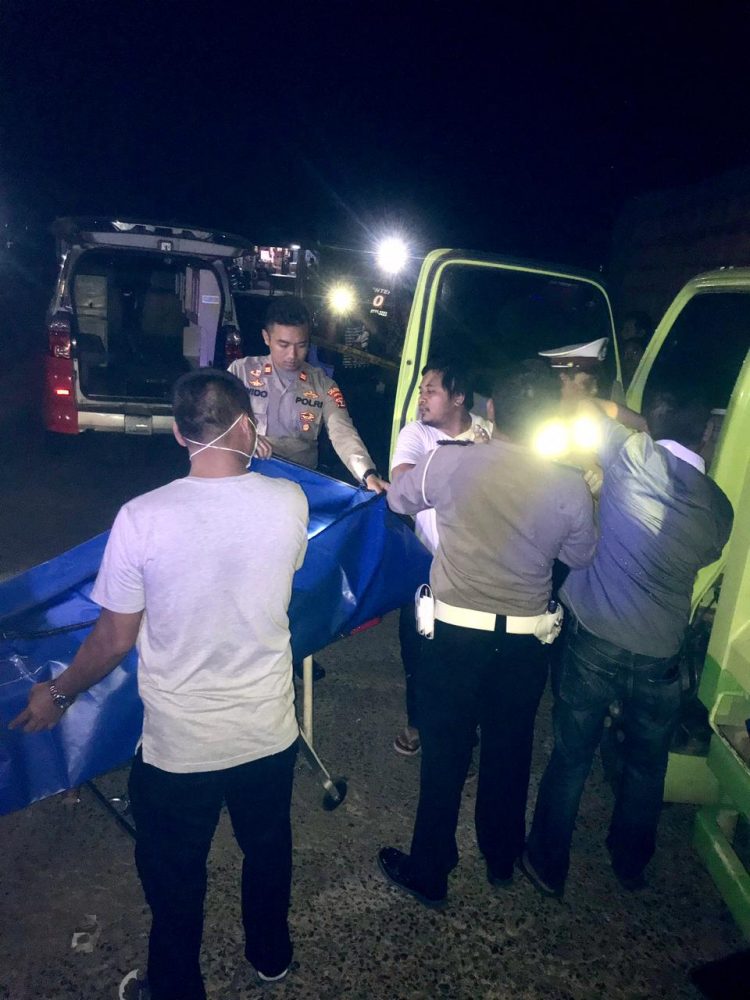 Sosok Mayat Perempuan Diketemukan Dalam Dumtruk Yang Terparkir Di SPBU Katibung