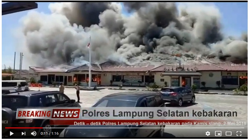 Video detik – detik Polres Lampung Selatan Terbakar.