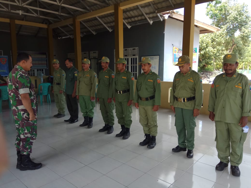 Anggota Koramil 421-03/Pnh Berikan Pembinaan Linmas Desa Klaten