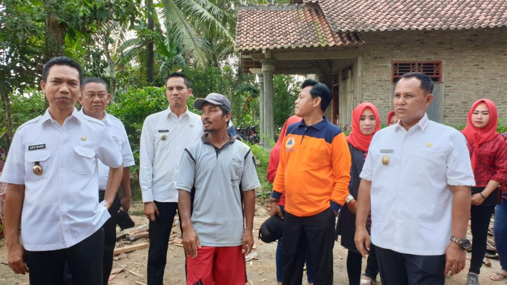 Nanang Berikan Bantuan Kepada Korban Puting Beliung