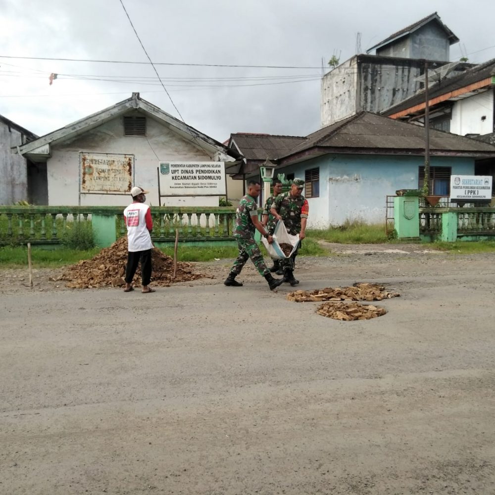 Anggota Koramil 421-07/Sdm Melakukan Penimbunan Jalan