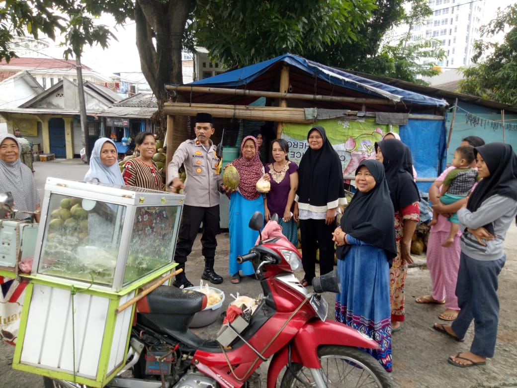 Sambangi Warganya, Kapolsek Cengkareng Berikan Kelapa Muda