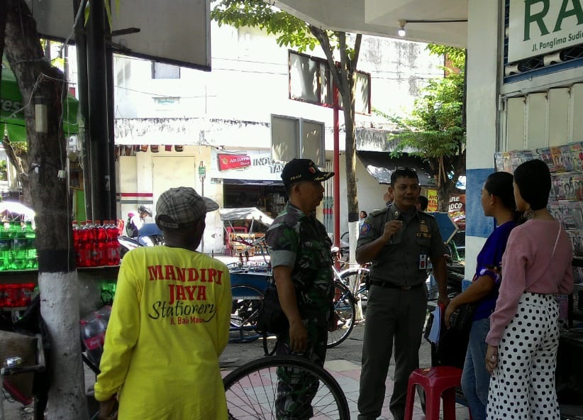 Babinsa Kel Kartoharjo Himbau Pedagang Pasar Agar Tidak Menjual Petasan Yang Berbahaya