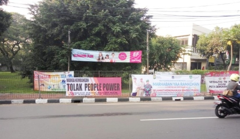 Warga Jakarta Barat Pasang Sepanduk Tolak People Power