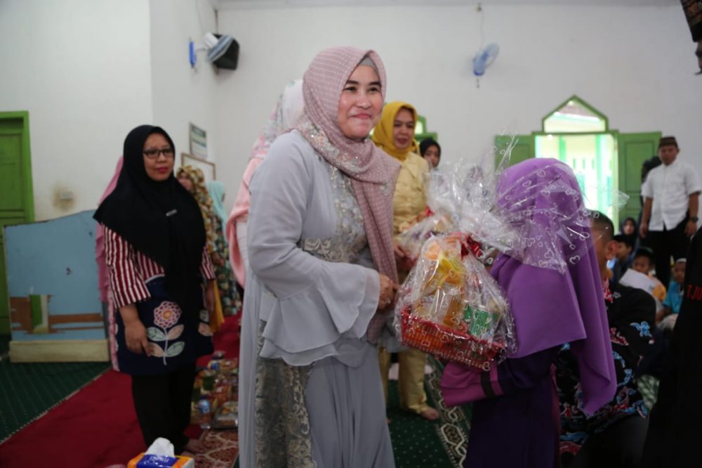 Winarni Bagikan Ratusan Paket Sembako Kepada Anak-anak Panti Asuhan Yatim Piatu