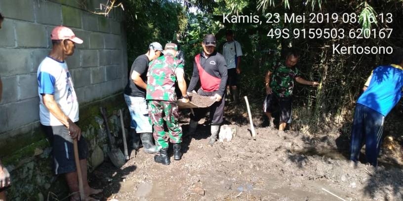 Peltu Sumeh ajak masyarakat Desa Nglawak Bersihkan Genangan Air Tempat Perkembangbiakan Nyamuk