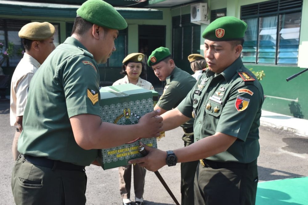 Komandan Kodim 0803/Madiun Serahkan Bingkisan Lebaran Secara Simbolis