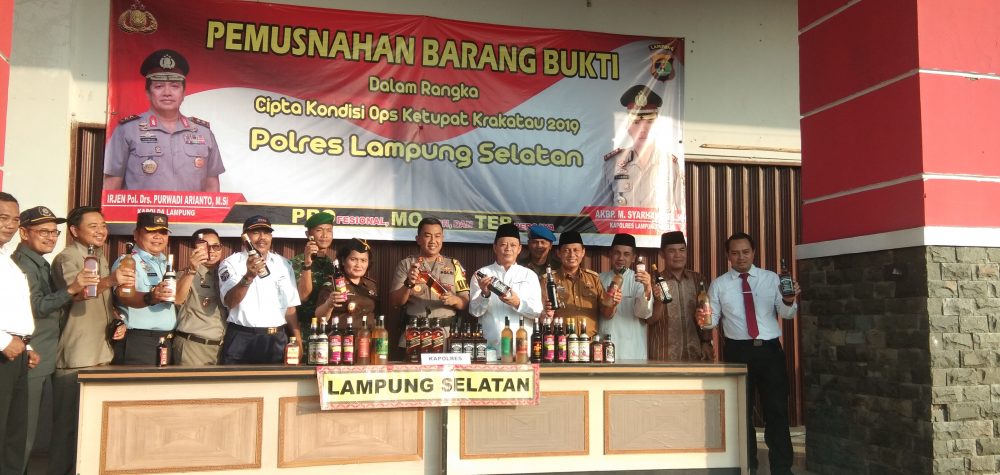 Jelang Lebaran Polres Lamsel Musnahkan Ribuan Botol Miras