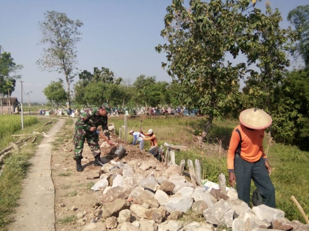 Babinsa Bongsopotro Bersama Warga Gotong Royong Pembuatan Saluran Air