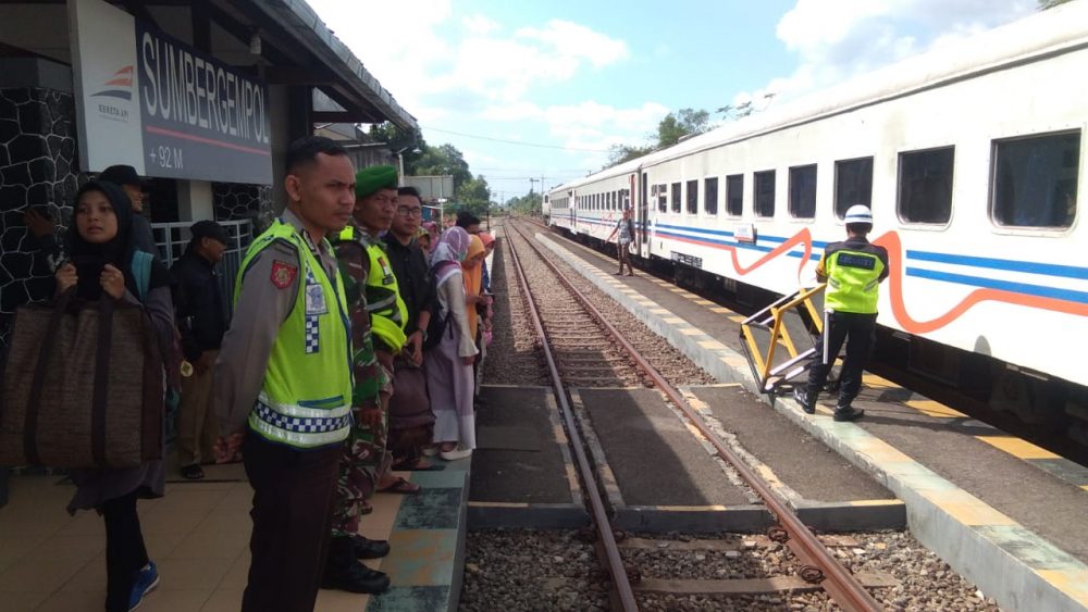 Jaga Rasa Aman Pemudik, Personel Gabungan TNI-Polri Tulungagung Ikut Jaga Keamanan Stasiun Kereta