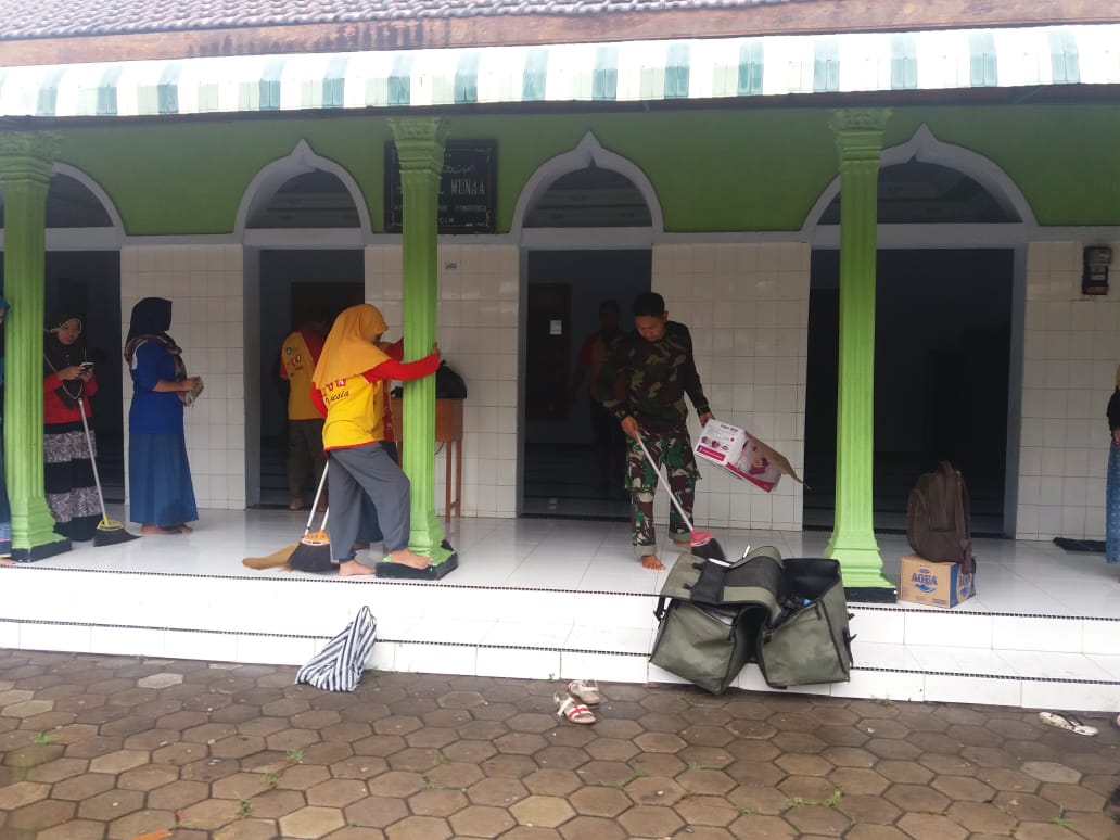 Jelang Lebaran, Babinsa Koramil Mlarak Bersihkan Masjid Bersama Para Pemuda