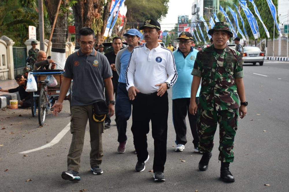 Sambut Idul Fitri 1440 H, Dandim Madiun Bersama Walikota Kerja Bakti Pembersihan Dan Pengecatan Trotoar