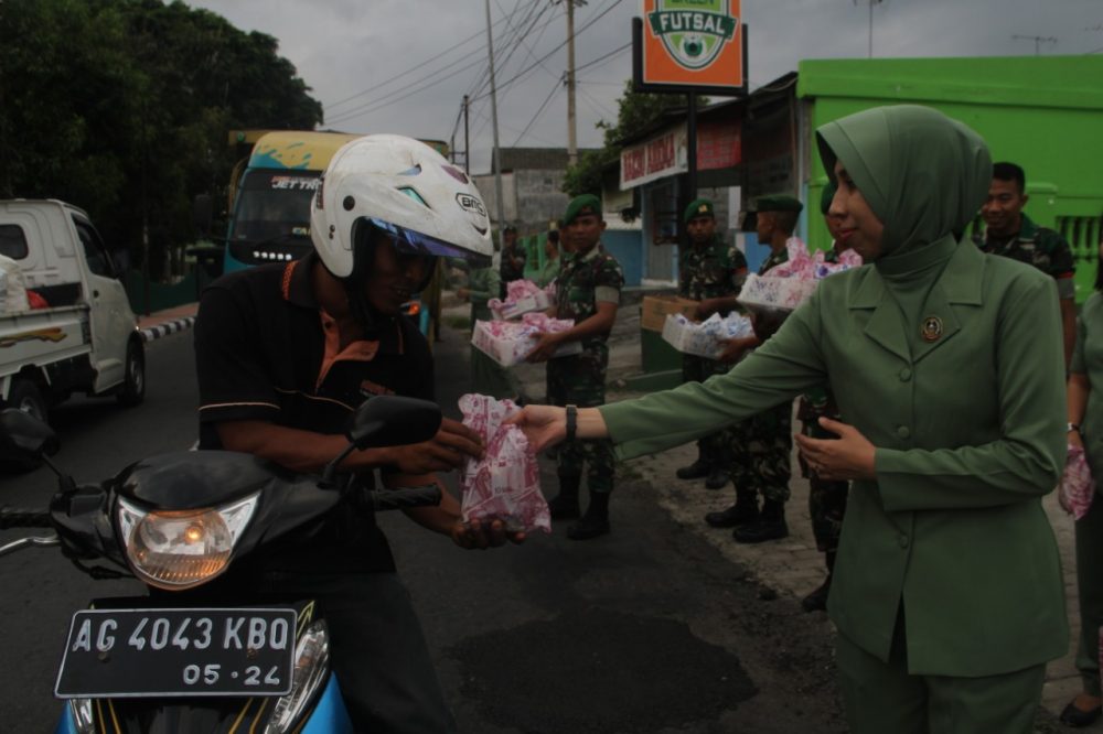 Prajurit Yonif 511/DY dan Persit Berbagi Ta’jil 511 Bungkus