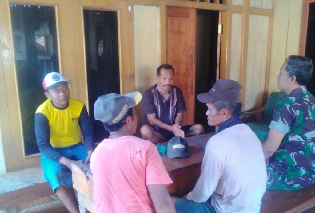 Komunikasi Sosial Serda Sugiyanto Babinsa Koramil 0810/20 dirumah Kepala Desa Binaan