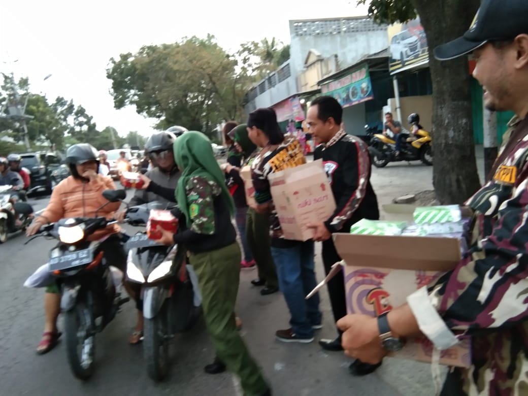 Koramil 04/Jebres Kodim Solo Gandeng FKPPI dan HIPAKAD Bagi-bagi Takjil