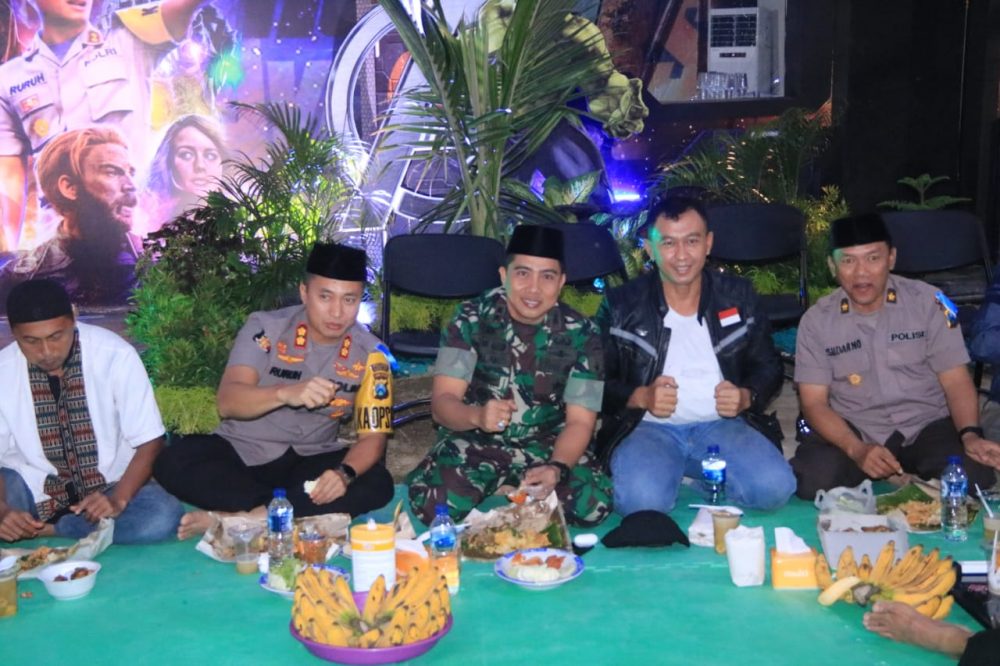 Sambangi Pos Pam Lebaran Dumpil, Dandim Bersama Kapolres Madiun Gelar Buka Puasa Bersama